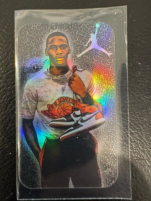 קלף רוקי קטן מיוחד ונדיר מאוד של מייקל ג׳ורדן מפרסם את נעלי אייר ג׳ורדן הראשונות 1984