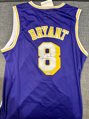 חולצה איכותית חדשה מיוחדת ונדירה חתומה של קובי בראיינט בקבוצת לוס אנגלס לייקרס. אימות חתימה PSA