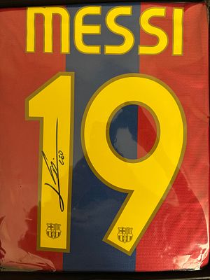 חולצה חתומה ויוקרתית מאוד של ליונל מסי בקבוצת ברצלונה . משחקי בית 2007-08. מאומתת על ידי ICONS