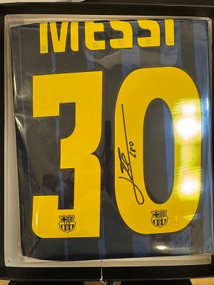 חולצה מיוחדת חתומה נדירה ויוקרתית של ליונל מסי במדי נבחרת ברצלונה משחקי חוץ. UEFA Champions 