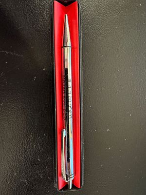 עט של בנק ברקליס עם כיתוב בעברית, אנגלית וערבית