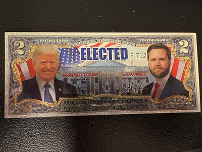 שטר פנטזיה של 2 דולר מצופה כסף של הנשיא טרמפ ושל סגנו J.D. VANCE.