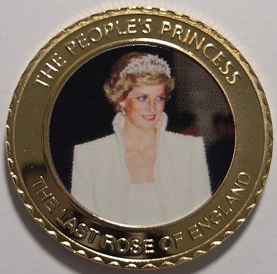 לאוהבי בית המלוכה האנגלי.
מטבע הנצחה 1997 לזכר הנסיכה דיאנה , מטבע גדול וצבעוני נמצא בקפסולה 
