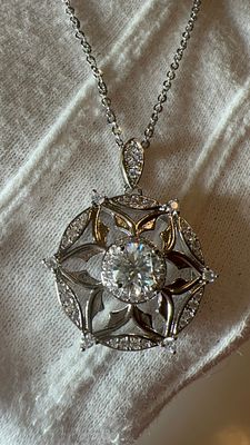 תליון ושרשרת מואסנייט 2.7 קראט. אבן מרכזית 2 קראט ועוד אבנים סביב.