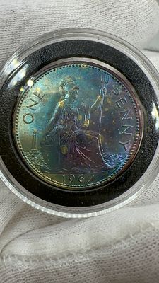 פני 1967 עם פטינה צבעונית נדירה ומיוחדת!. מטבע 🪙 פני בריטי משנת 1967! צבעים מרהיבים ✨ ונדירים. 