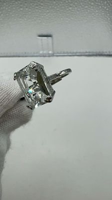 טבעת כסף בשיבוץ אבן קריסטל שקופה מדהימה ביותר. הערכה- $110-$120 פתיחה-$75