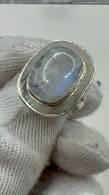 טבעת קרח! אבן קרח מסוג אופל גדולה ומרשימה, משובצת בתוך טבעת כסף 925 מאסיבית ויפה. טבעת מרשימה 