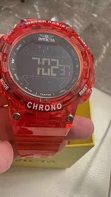 שעון Invicta ⌚ אדום שקוף בעיצוב ייחודי! עמיד במים 💦, תצוגה דיגיטלית 💡 עם כרונוגרף. הכי סטייל 