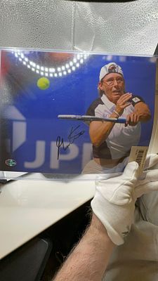 תמונת מרטינה נברטילובה חתומה. 🎾 תמונה מרהיבה של אגדת הטניס 🏆 **מרטינה נברטילובה** ✒️ עם חתימה 