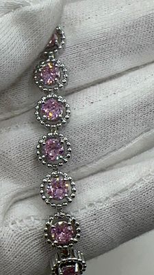 צמיד קריסטלים ורודים. ✨ צמיד **אלגנטי** בשיבוץ קריסטלים ורודים מנצנצים. 💎 עיצוב עדין וייחודי 