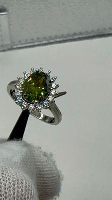 טבעת כסף 925 עם אבן פרידוט אובאלית במשקל 3 קראט ואבני מואסנייט סביב. פתיחה-$75