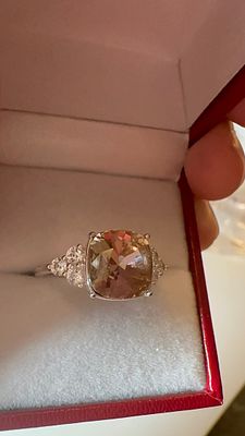 טבעת נדירה! אבן סיטרין קוניאק , בליטוש מיוחד ובשיבוץ אבנים נוצצות סביב. עבודה איטלקית מיוחדת. 