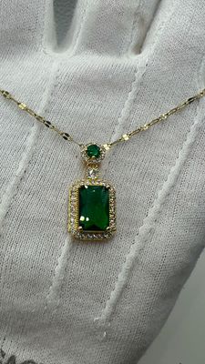 💎 שרשרת ✨ מרהיבה ביופייה עם תליון אבן ספיר ירוק בקבוק, מוקפת בשיבוץ **אבני זירקוניה** נוצצים! 