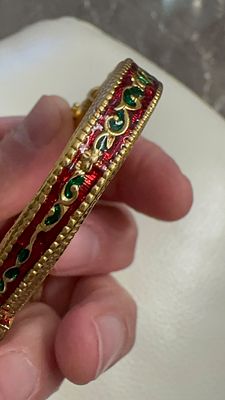 ✨ צמיד נפתח **זהב גולדפילד דובאי** מהמם עם עיטורים אדומים וירוקים עדינים 💎. תוספת **יוקרתית** 