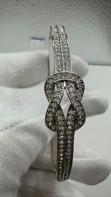 צמיד קשר יהלומים. ✨ **זוהר נצחי** ✨ צמיד זהב גולדפילד משובץ אבני זירקוניה עדינים בעיצוב קשר 