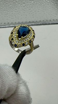 טבעת כסף 925 מצופה זהב 14 ק. צהוב משובצץ באבן ספיר כחולה כהה. טבעת כסף 925 מצופה זהב 14 ק. צהוב 