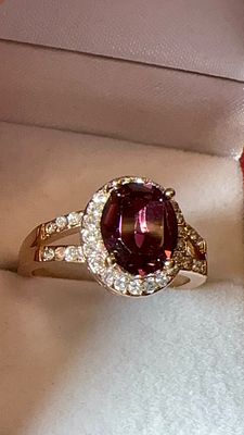 טבעת נדירה! אבן רובי אדום יין, בליטוש מיוחד ובשיבוץ אבנים נוצצות סביב. עבודה איטלקית מיוחדת. 