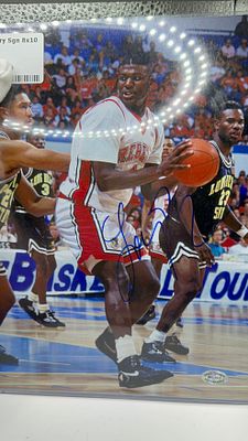 נדיר! תמונה חתומה של כוכב הכדורסל הבינלאומי לארי ג׳ונסון. 🏀 תמונה נדירה של **לארי ג׳ונסון** 