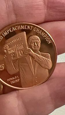 🏅 מטבע הנצחה מיוחד של הנשיא טראמפ כ-"אלוף ההדחה" 🏆. מזכרת ייחודית ומרשימה, עם הכיתוב 