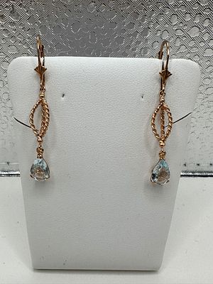 עגילי זהב 14 קראט! רוז גולד, משובצות באבני אקוומרין בליטוש טיפה מדהים ובצבע תכלת ים. תכשיט 