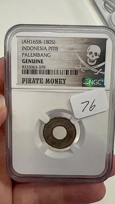 🏴‍☠️ מטבע נדיר **"כסף פיראטים"** אינדונזי (1658-1805)! 💰 פריט אספנים אותנטי מפלמבנג, עם תו 