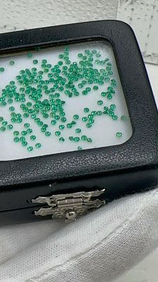 לוט עשרות רבות של אבני מואסנייט ירוקות 1 מ״מ מלוטשות ומוכנות לשיבוץ. מגיעים בקופסה איכותית 