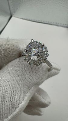 💎 טבעת יהלום מואסנייט עוצרת נשימה! 💍✨ **עיצוב יוקרתי** עם שיבוץ מרהיב, מושלם להוספת גלאם לכל 