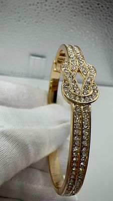 צמיד זהב גולדפילד - קשר נוצץ. ✨ **זוהר נצחי** ✨ צמיד זהב גולדפילד משובץ אבני זירקוניה עדינים 