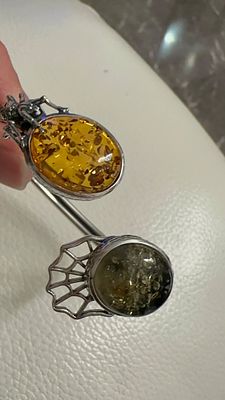 ✨ תכשיט **אמנותי ומיוחד** ✨: צמיד כסף בעבודת יד של צורף, משובץ בשתי אבני ענבר 💛💚 אותנטיות. 