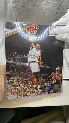 טרל ברקלי - חתימה. 🏀 תמונה נדירה של **טרל ברקלי** בחתימה אישית! ✒️ פריט אספנים **אותנטי** 