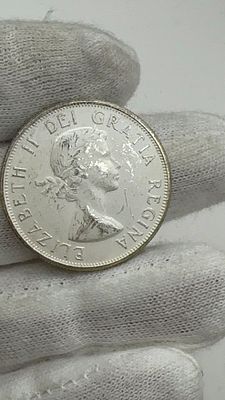 מטבע כסף 50 סנט קנדי 1959 עם פטינה צבעונית טבעית. הצטרפו למסע בזמן! 🕰️ מטבע **קנדי נדיר** משנת 