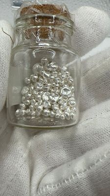 1 אונקיית פתיתי כסף טהור 999.9. 💎 **כסף טהור** 999.9 בבקבוק קטן! 🪙 אוצר אמיתי לאספנים ואמנים. 