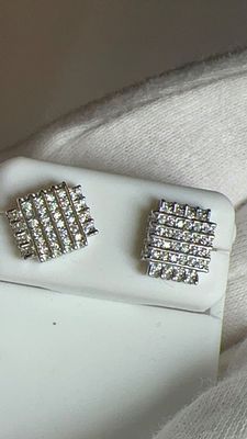 זוג עגילי מואסנייט מרהיבים בעבודת רשת מיוחדת. עשויים מכסף 925.