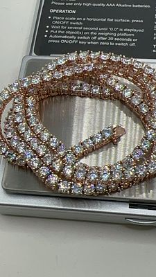 שרשרת טניס כסף 42.72 גרם משובצת בעשרות אבני מואסנייט נוצצות ומבריקות, בשיבוץ שיניים. הגוף מצופה 