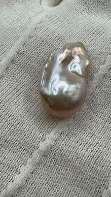 💎 נדיר! **פנינה בארוקית** טבעית! עוצרת נשימה! ✨ מראה ייחודי, צבעים מרהיבים וגימור מושלם. 🌟 