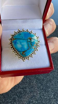 ✨טבעת טורקיז עוצרת נשימה✨, בעיצוב ייחודי ומלא סטייל!💎 שילוב מרהיב של כחול עמוק ונגיעות זהב 