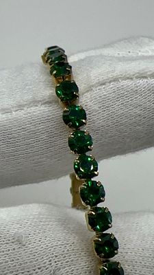 צמיד אבנים ירוקות שקופות יפות.