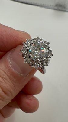 ✨ טבעת מואסנייט 2.4 קראט. מרהיבה בעיצוב וינטג' ייחודי. 💎 **האבן המרכזית הנוצצת** במשקל 2 ק. 