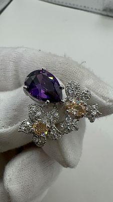 💎 **תכשיט עוצר נשימה**!💎 עיצוב פרחוני מרהיב, משובץ אבן סגולה עמוקה ואבני חן נוצצות.✨ תוספת 