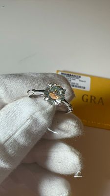 טבעת 2 קראט! יהלום מואסנייט נוצץ ויפה. מחיר באטיקט $200, מגיעה עם תעודה.