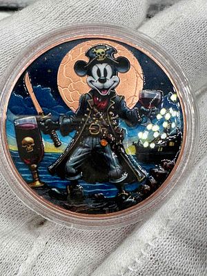 מטבע מיקי פיראט. ⚓️ מטבע נחושת **נדיר** של מיקי מאוס פיראט! 🌙 עיצוב מרהיב, צבעים עשירים וגימור 