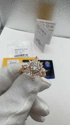 טבעת פרח יהלומי מואסנייט מרהיבה!. ✨ **טבעת כסף 925 מצופה זהב** מרהיבה בעיצוב פרח! 💎 יהלומים 