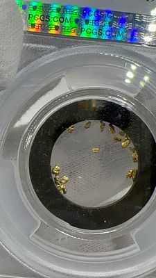 נוגטים של זהב טהור, נתון בתוך קופסא מדורגת של pcgs