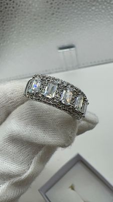 טבעת אבני מואסנייט מרהיבה בליטוש אבני באגט נוצצים!. ✨ **זוהר נצחי**! טבעת כסף משובצת באגטים 