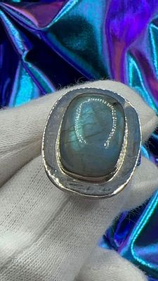 טבעת בעבודת יד עשויה כסף 925 צרופה בעבודת יד בידי צורף מיוחדת במינה ואומנותית. משובצת באבן הירח 