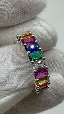 טבעת כסף עם אבני חן בשלל צבעי הקשת בענן. טבעת נדירה עם אבני חן צבעוניות ומגוונות, סיטרין, ספיר 