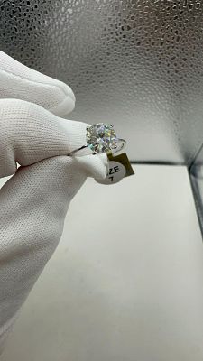 טבעת יהלום מואסנייט במשקל של כ-2 קראט! עשויה מכסף 925 עם שיבוץ שיני בשר. הערכה-$300 פתיחה-$120