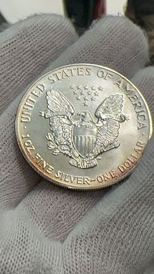 מטבע כסף טבעי צבעוני נדיר!!! וכל מילה מיותרת.