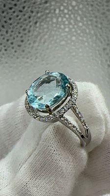 טבעת יהלומים נדירה! משובצת באבן אקוומרין טבעית, טהורה ושקופה, מלוטשת אובאלי. צבע תכלת ים. 