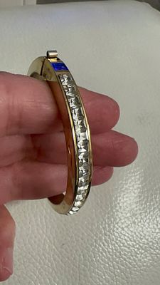 ✨ **צמיד זהב קשיח, נפתח** משובץ קריסטלים מנצנצים! ✨ תוספת *זוהרת* לכל הופעה 💃! אלגנטיות 